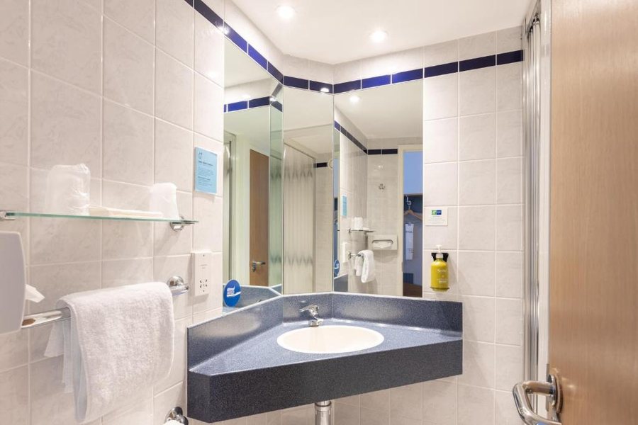 Holiday Inn Express Aberdeen Chesapeake House by IHG — Bathroom