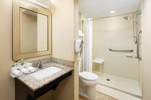 Holiday Inn Express Alpharetta Roswell By IHG — Bathroom