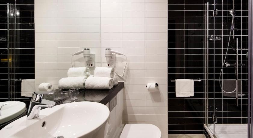 Holiday Inn Express Amsterdam Arena Towers — Bathroom