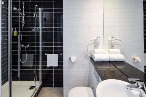 Holiday Inn Express Amsterdam Sloterdijk Station By IHG Amsterdam North Holland — Bathroom