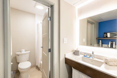 Holiday Inn Express Anaheim West By IHG — Bathroom