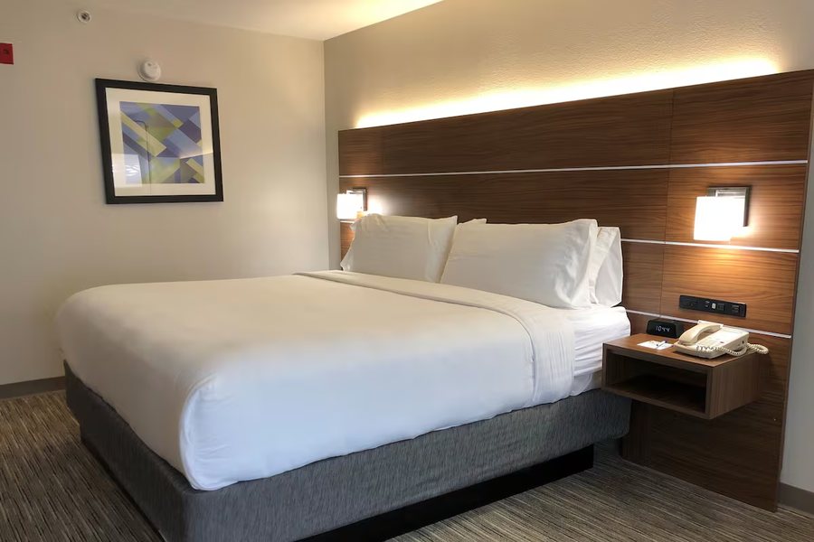 Holiday Inn Express Atlanta stone Mountain By IHG — Guest room