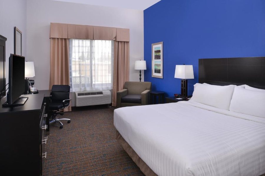 Holiday Inn Express Bakersfield by IHG — Guest room