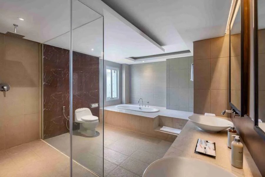 Holiday Inn Express Bali Sunset Road By IHG Kuta Kuta District Bali — Bathroom