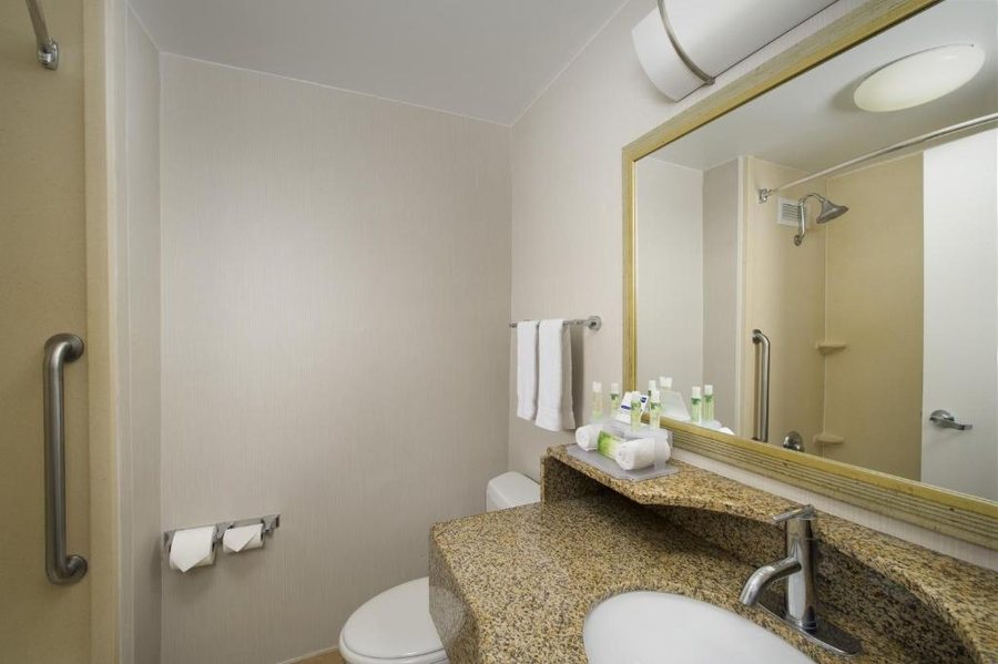 Holiday Inn Express Baltimore at the Stadiums by IHG — Bathroom