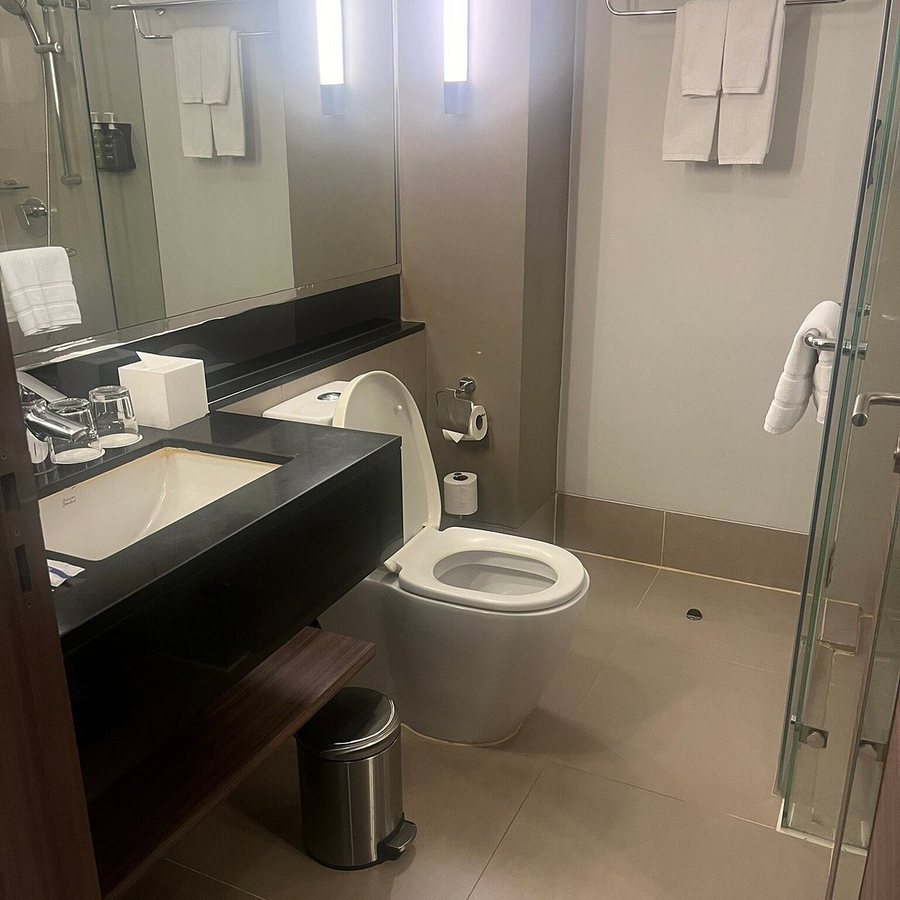 Holiday Inn Express Bangkok Sathorn By IHG — Bathroom
