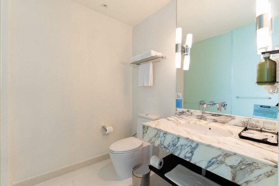Holiday Inn Express Bangkok Siam By IHG Bangkok — Bathroom
