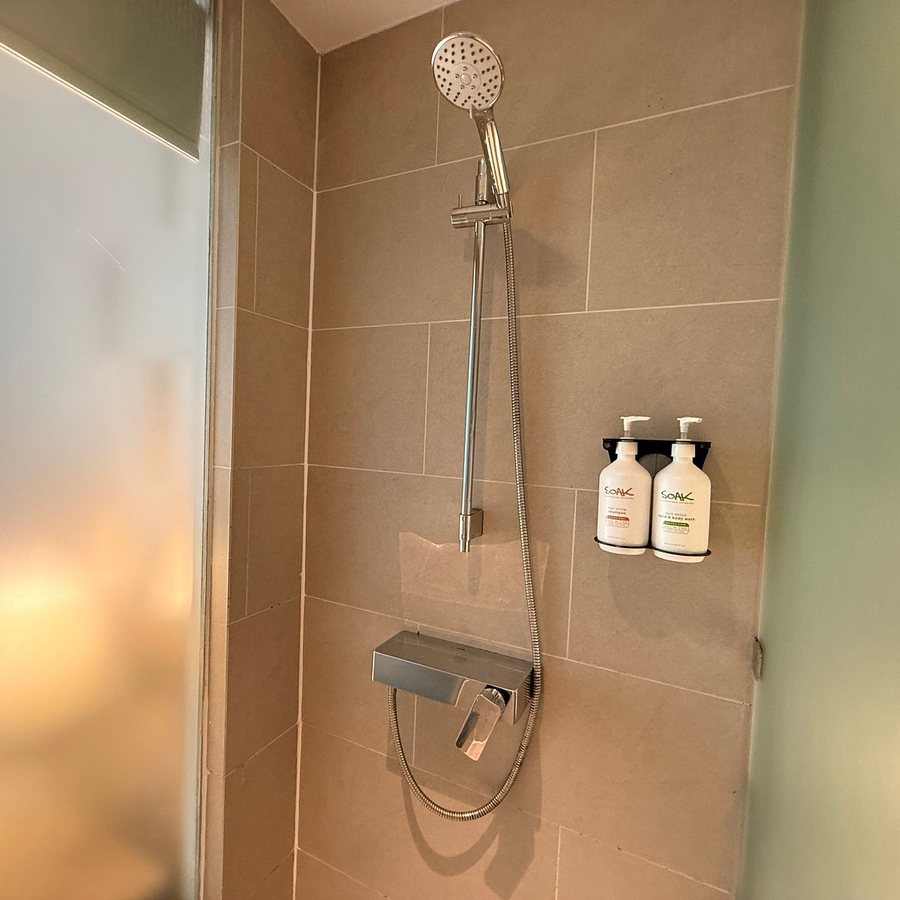 Holiday Inn Express Bangkok Soi Soonvijai By IHG — Bathroom