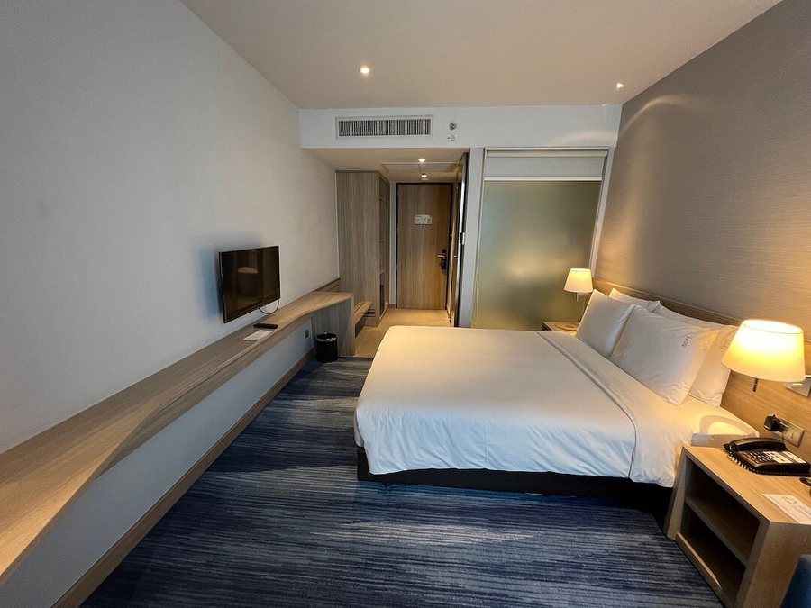 Holiday Inn Express Bangkok Soi Soonvijai By IHG — Guest room