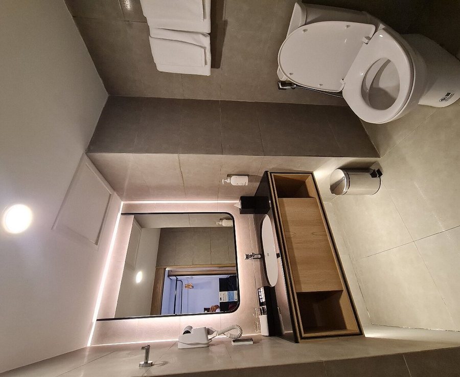 Holiday Inn Express Bangkok Sukhumvit 11 by IHG — Bathroom