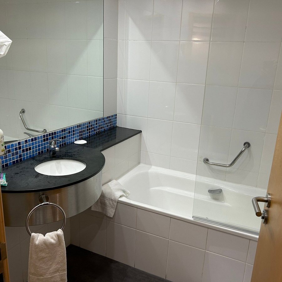 Holiday Inn Express Barcelona City 22 By IHG Barcelona Catalonia — Bathroom