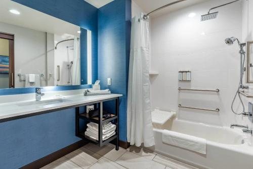 Holiday Inn Express Bettendorf Davenport NE — Bathroom