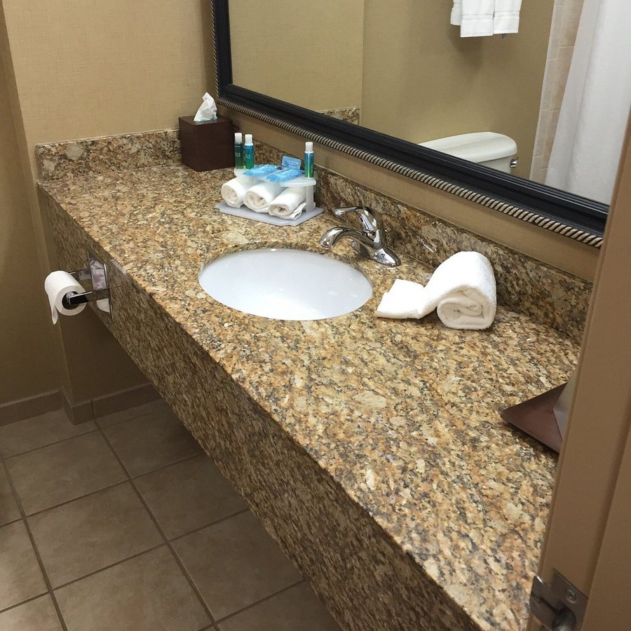 Holiday Inn Express Billings East by IHG Billings Montana — Bathroom