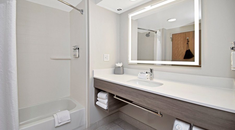 Holiday Inn Express Boone by IHG — Bathroom