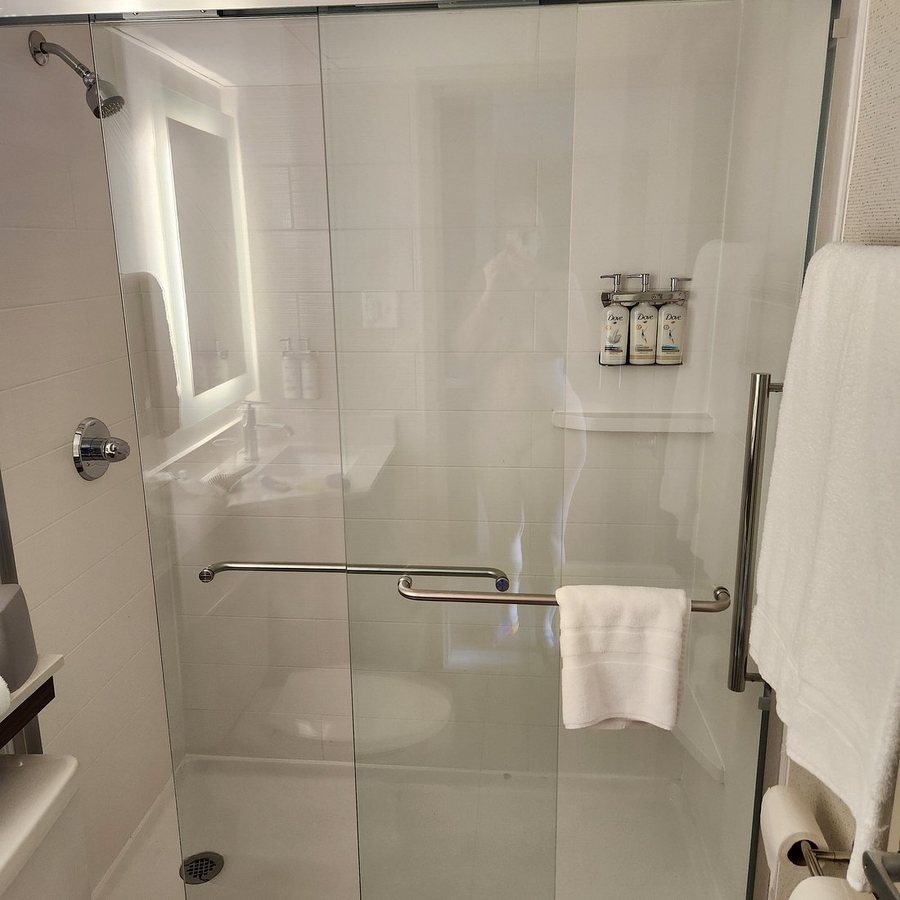 Holiday Inn Express Boston Quincy By IHG — Bathroom