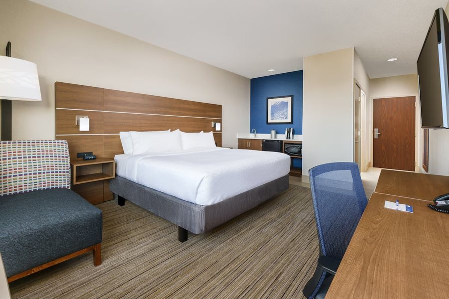 Holiday Inn Express Boston Waltham by IHG — Guest room