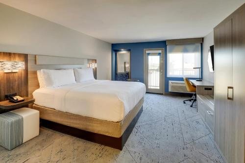 Holiday Inn Express Branson Green Mtn Drive By IHG — Guest room