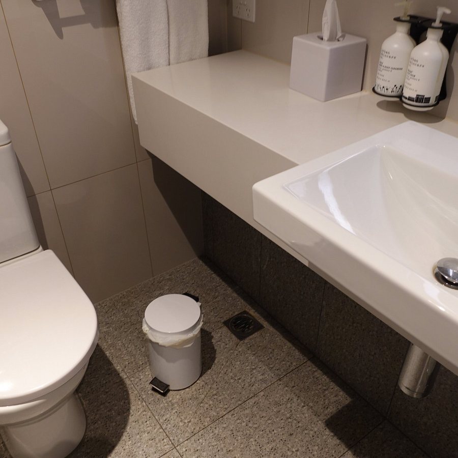 Holiday Inn Express Brisbane Central By Ihg — Bathroom