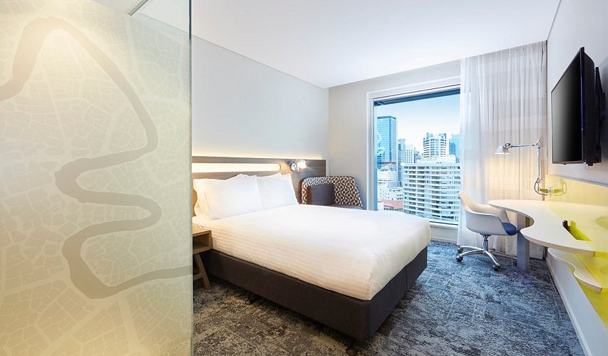 Holiday Inn Express Brisbane Central By Ihg — Guest room