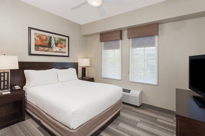 Holiday Inn Express Building 107 — Guest room