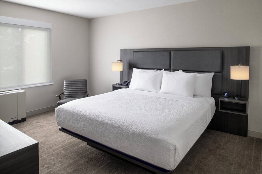 Holiday Inn Express Burlington By IHG — Guest room