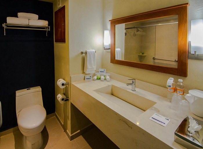 Holiday Inn Express Cabo San Lucas By IHG — Bathroom