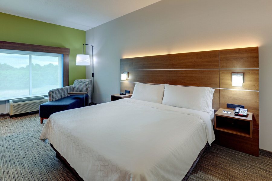 Holiday Inn Express Campbellsville by IHG — Guest room