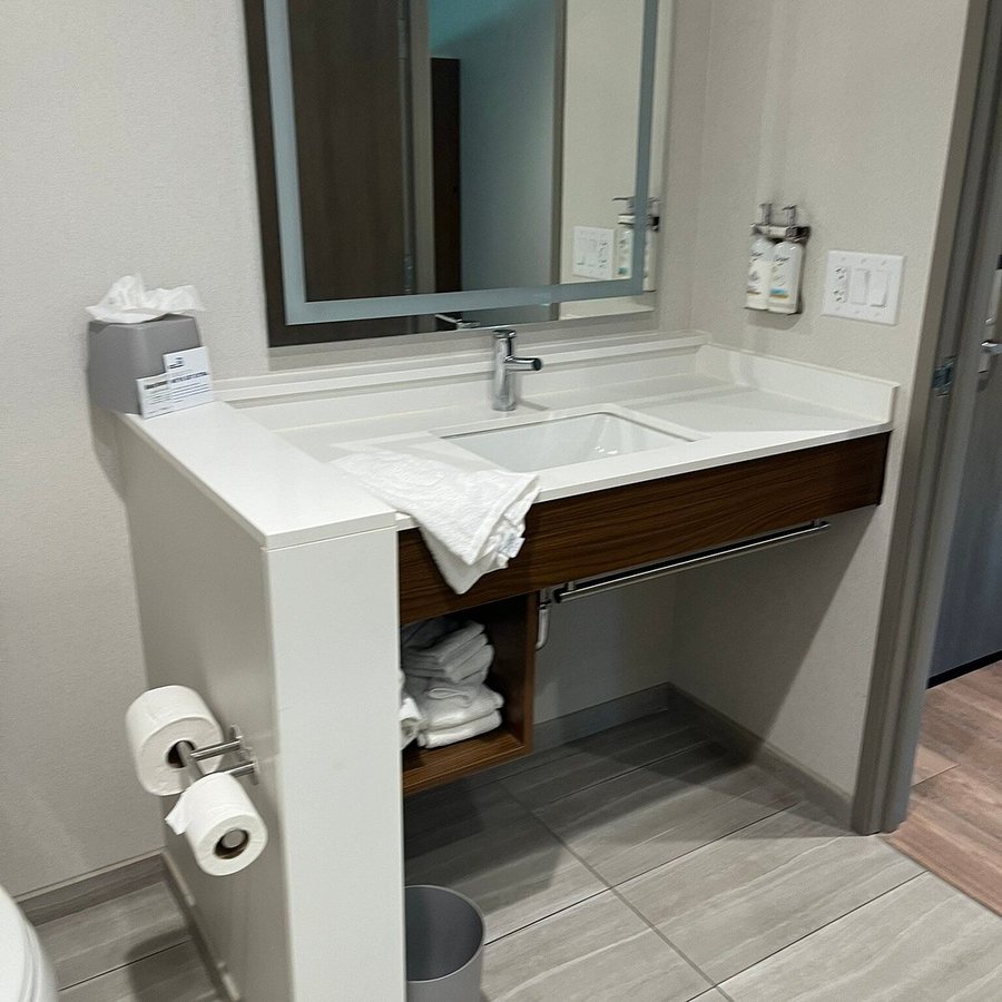 Holiday Inn Express Cape Canaveral By IHG — Bathroom