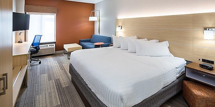 Holiday Inn Express Cedar Rapids Collins Rd by IHG — Guest room