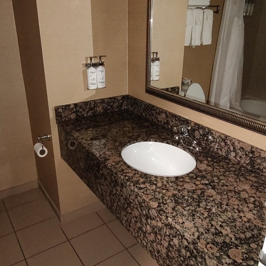 Holiday Inn Express Charles Town by IHG Ranson West Virginia — Bathroom