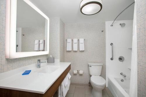 Holiday Inn Express Charleston civic Center By IHG — Bathroom