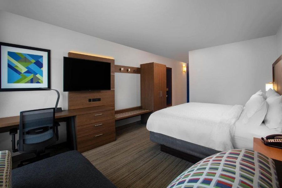 Holiday Inn Express Charleston civic Center By IHG — Guest room