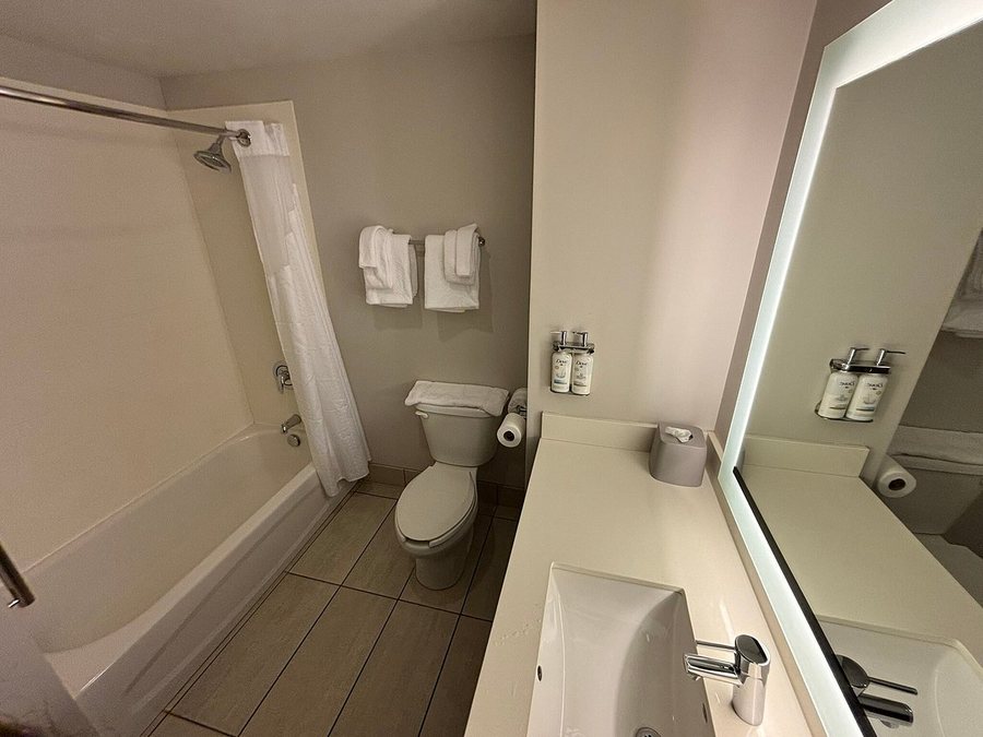 Holiday Inn Express Cheektowaga North East By IHG — Bathroom