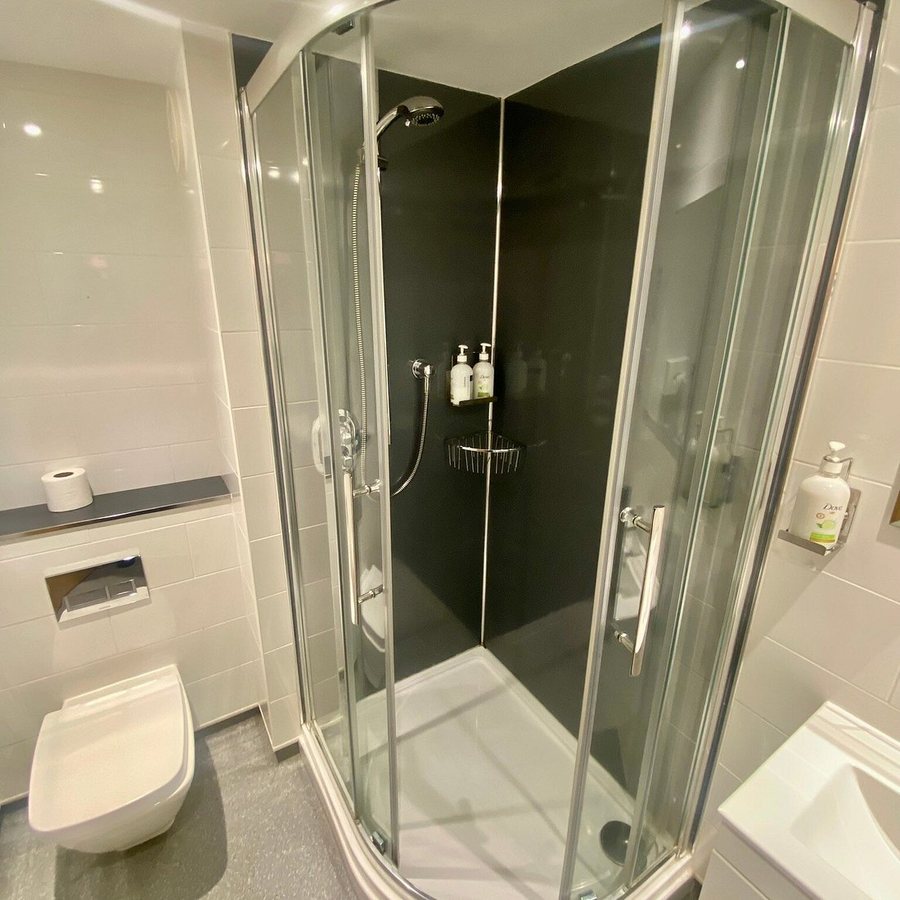 Holiday Inn Express Chester by IHG — Bathroom
