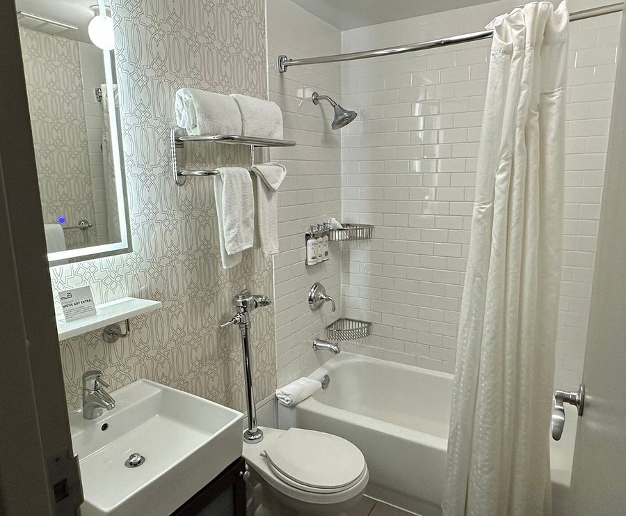 Holiday Inn Express Chicago Magnificent Mile By IHG — Bathroom