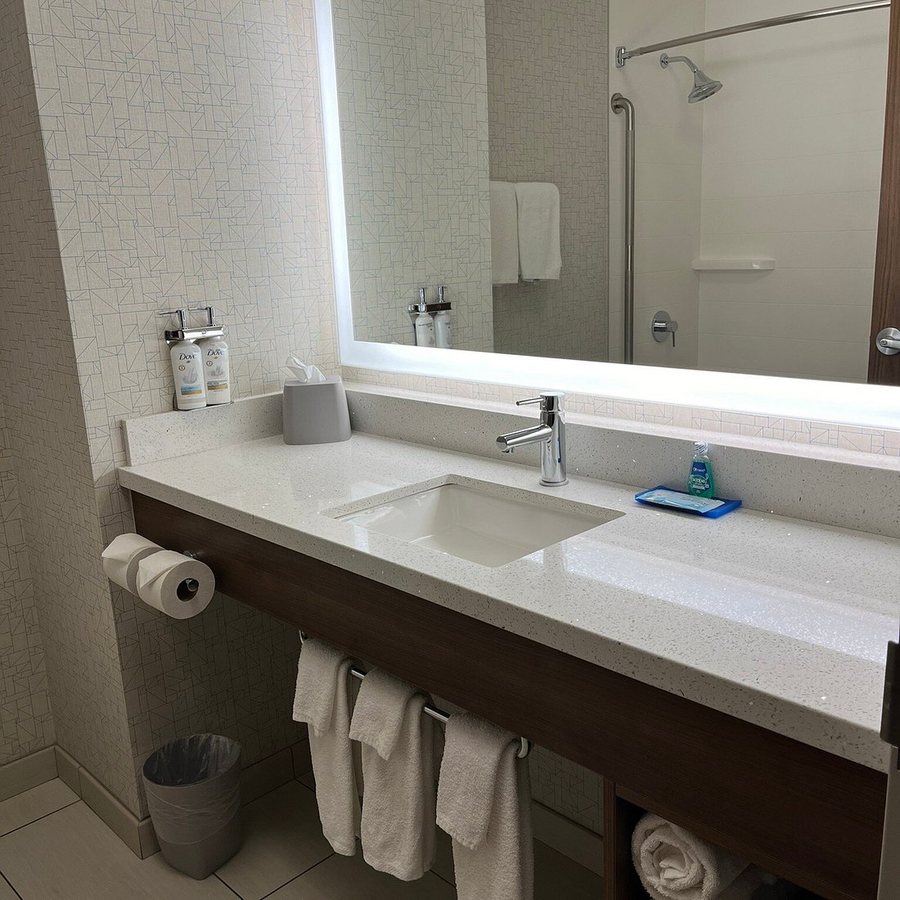 Holiday Inn Express Chillicothe East By IHG — Bathroom