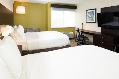 Holiday Inn Express Cincinnati West By IHG — Guest room