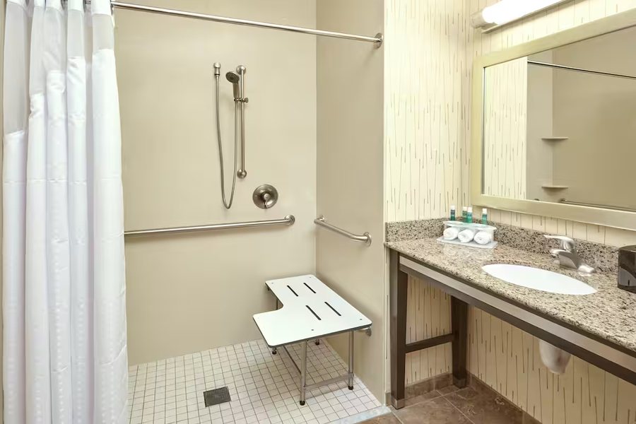 Holiday Inn Express Columbia By IHG — Bathroom