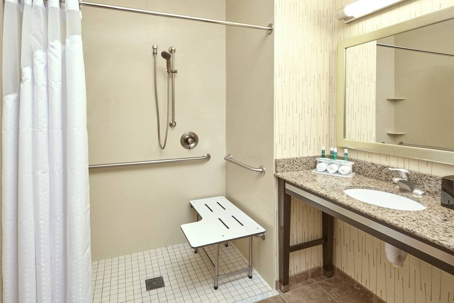 Holiday Inn Express Columbia Ne Fort Jackson — Bathroom