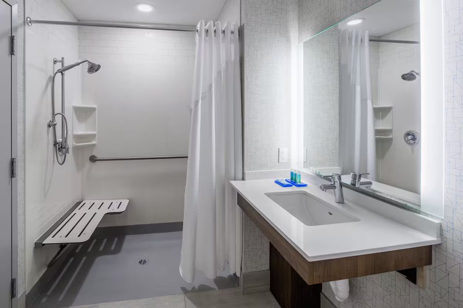 Holiday Inn Express Dandridge by IHG — Bathroom
