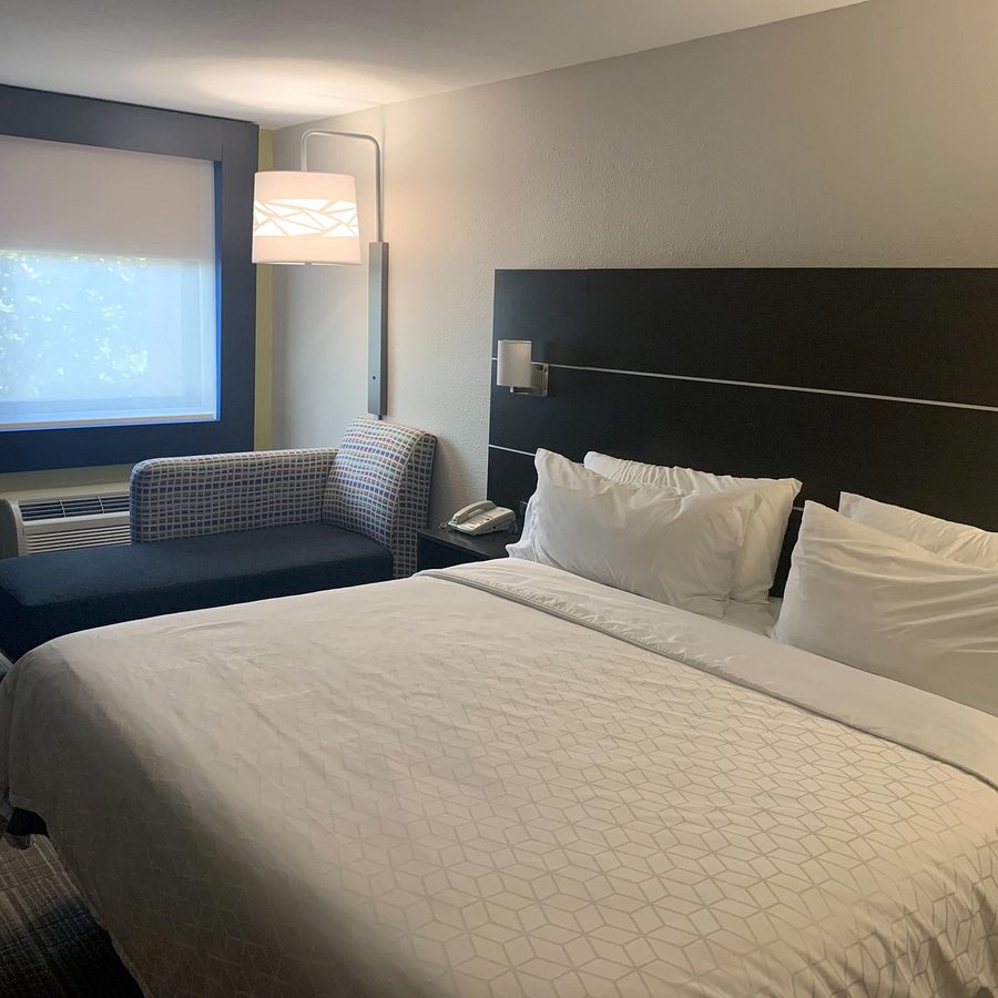 Holiday Inn Express Detroit warren gm Tech Ctr By IHG — Guest room