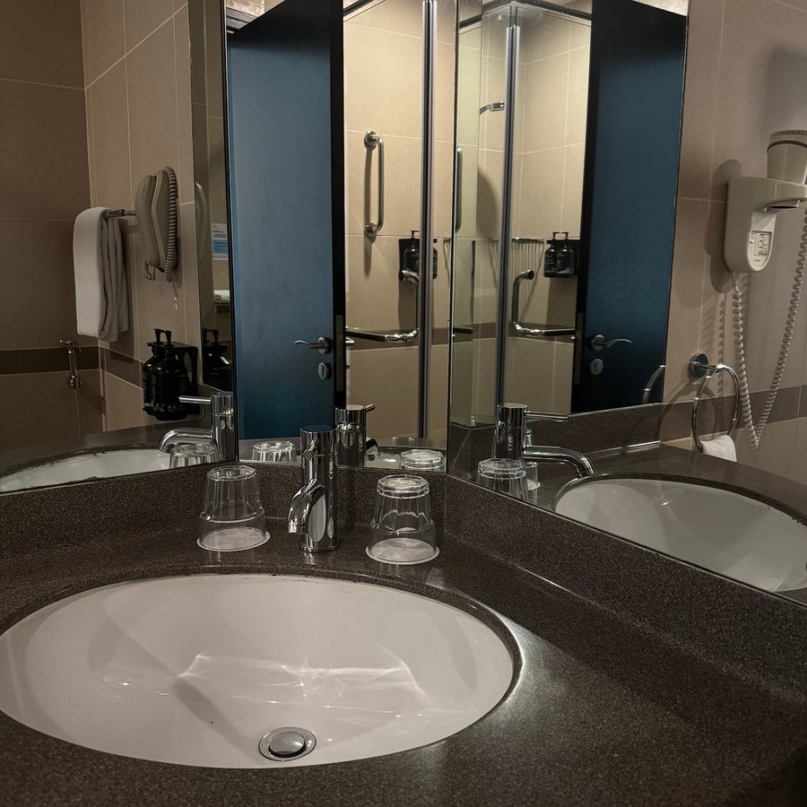 Holiday Inn Express Dubai Jumeirah By IHG — Bathroom