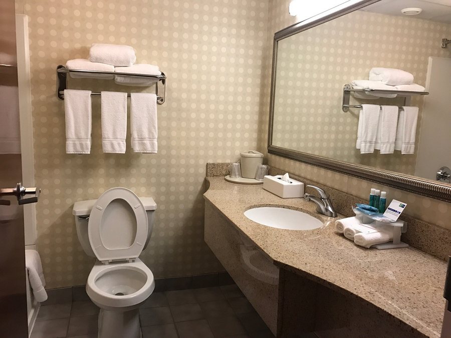 Holiday Inn Express Durham by IHG — Bathroom