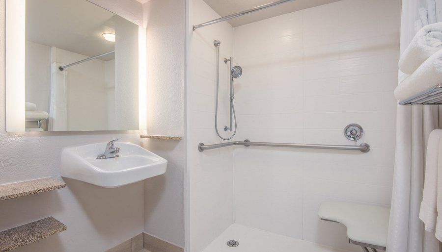 Holiday Inn Express El Paso Downtown by IHG — Bathroom
