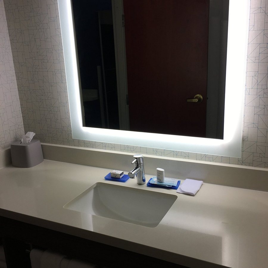 Holiday Inn Express Ellensburg by IHG — Bathroom