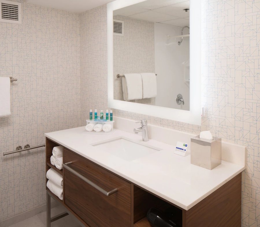 Holiday Inn Express Eugene Springfield By IHG — Bathroom
