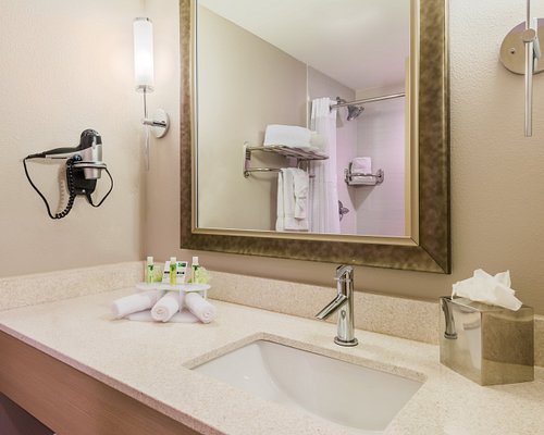 Holiday Inn Express Fairhope point Clear By IHG — Bathroom