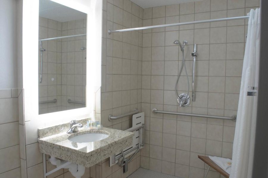 Holiday Inn Express Fargo west Acres By IHG — Bathroom