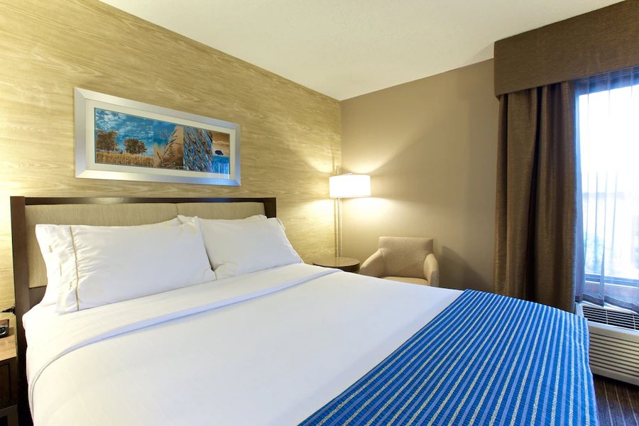 Holiday Inn Express Fargo west Acres By IHG — Guest room