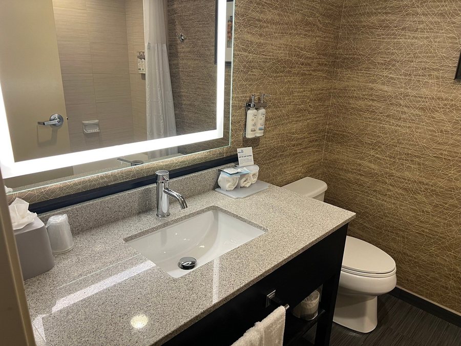 Holiday Inn Express Fishkill mid Hudson Valley By IHG — Bathroom